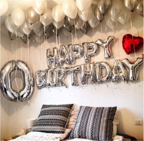 Srebrny napis baner sto lat balony z konfetti Srebrny napis baner sto lat balony z konfetti